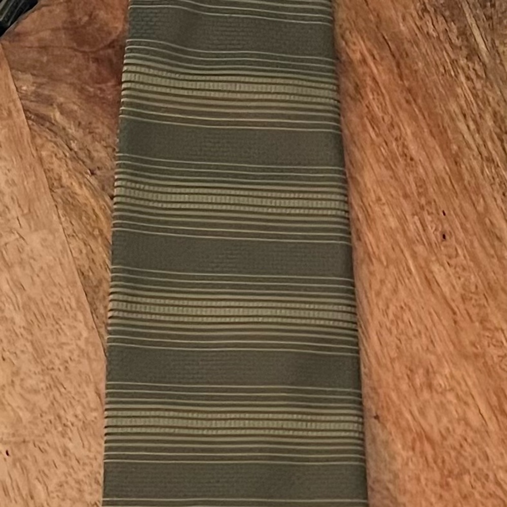 JOSEPH A. BANK MEN’S DARK & LIGHT OLIVE 100% SILK NECKTIE/PRE-OWNED/ORGANIC!!
